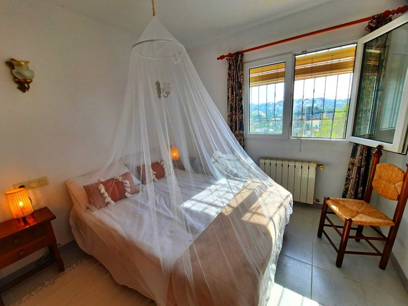 Second bedroom with canopy net and mountain view window