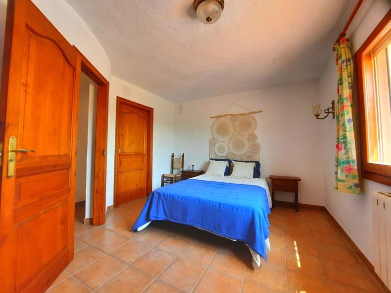 Double bedroom with blue bedspread