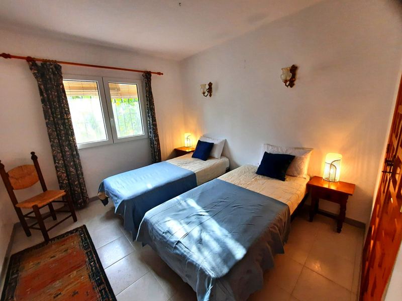 Twin bedroom in blue tones