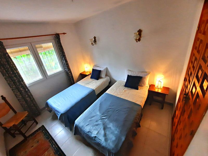 Twin bedroom with bedside rug