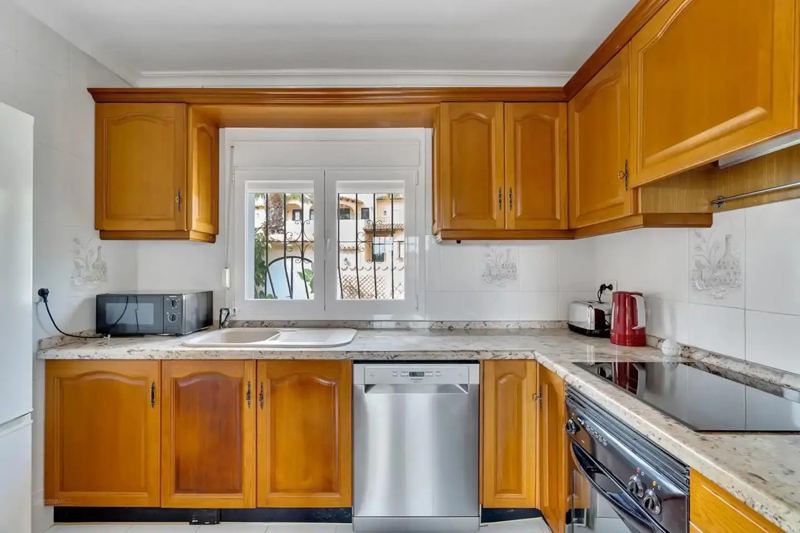 Fully equipped kitchen with dishwasher